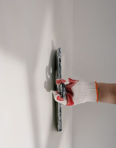 profesional realizando un alisado de paredes en casa de Mataro