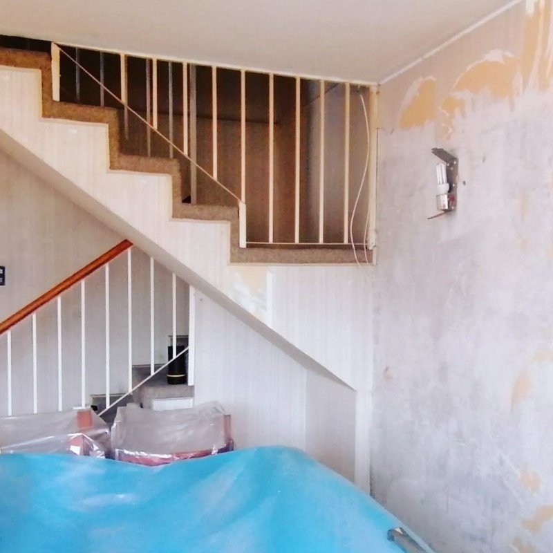 comedor y escaleras preparados antes de aplicar la pintura