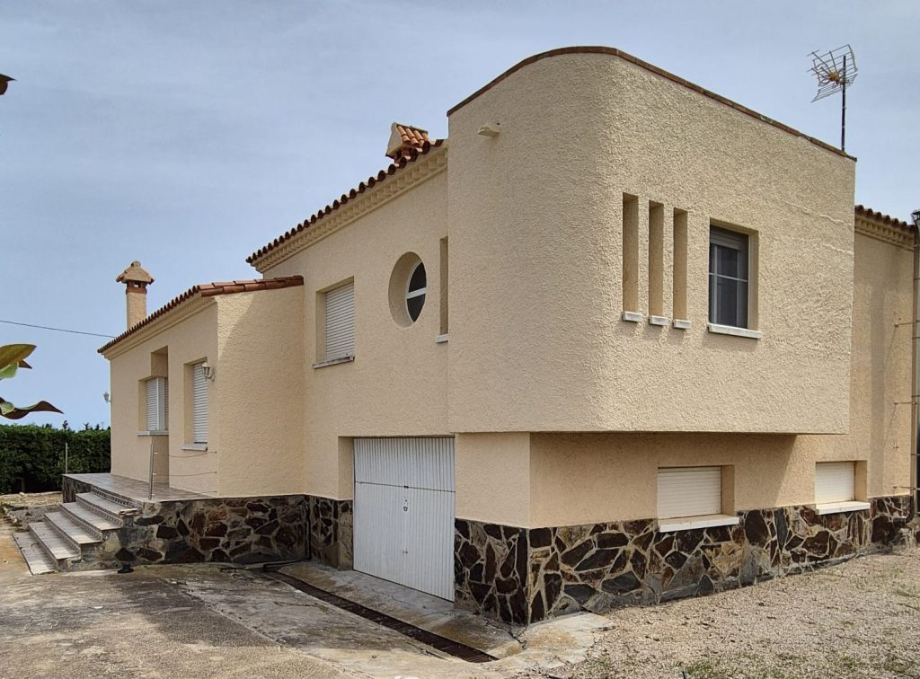 casa en mataro pintada color tierra