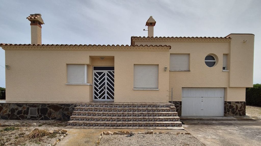 casa pintada en color claro en Mataro