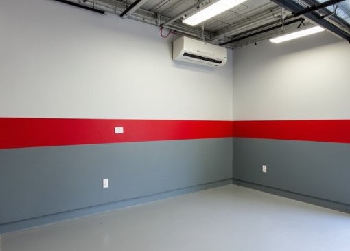 garaje pintado en Mataro en color blanco con línea roja y gris