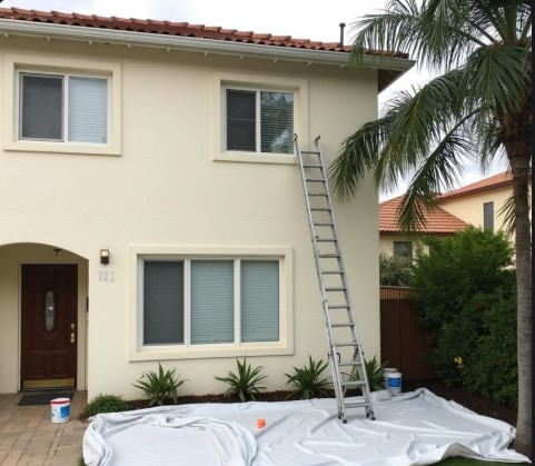 fachada casa en mataro pintada de blanco 