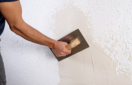 profesional eliminando gotele en casa de mataro