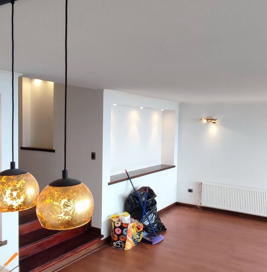 comedor pintado de blanco con suelo de parquet